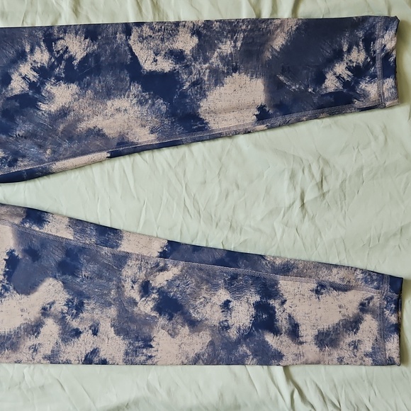 Harmony Balance Blue and Cream Tie-Dye Leggings, Size M - Picture 4 of 9